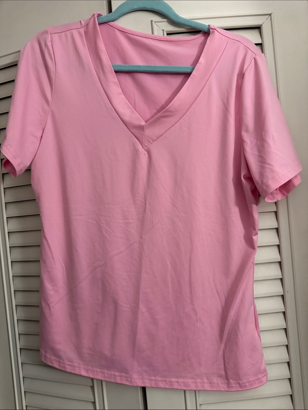 Classic V-Neck Short Sleeve Top in Light Pink
